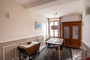 - une salle à manger avec une table et des chaises en bois dans l'établissement La Bourguignonne, 