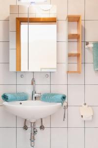 W łazience znajduje się umywalka i lustro. w obiekcie Weingut Peter Grill w mieście Leutschach