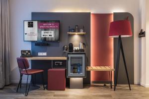a room with a desk and a lamp at SMARTY Hotel Euler Homburg, Saar - KONTAKTLOSER SELF CHECK-IN in Homburg
