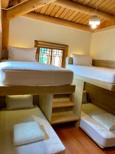 2 letti a castello in una camera con scaffali di Mulight B&B a Nangan