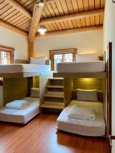 Двухъярусная кровать или двухъярусные кровати в номере Mulight B&B