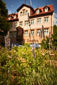 un edificio con un ramo de flores delante de él en Hotel Hauser Boutique en Núremberg