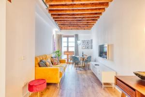 a living room with a yellow couch and a table at Boutique D’Argent in Toledo