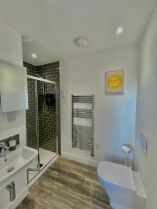 uma casa de banho com um WC, um lavatório e um chuveiro em Holgate hideout em York