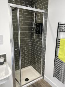 um chuveiro com uma porta de vidro na casa de banho em Holgate hideout em York