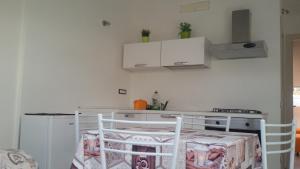 - une cuisine avec un lit bébé dans une petite pièce dans l'établissement Casa Lorenzo&Luca, à Gonnesa