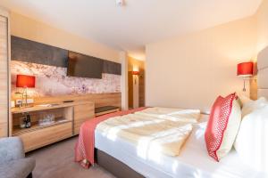 Postel nebo postele na pokoji v ubytování Centralhotel Binz