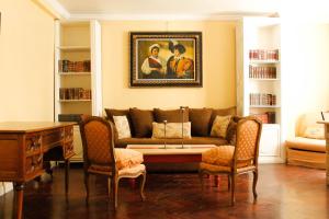 Moreno 820 Design Apartments في بوينس آيرس: غرفة معيشة مع أريكة وطاولة
