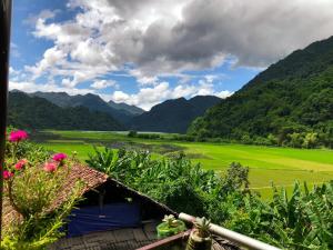 a view of a valley with mountains in the background at Hoàng Quân Homestay in Ba Be