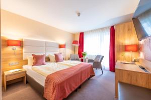 Postel nebo postele na pokoji v ubytování Centralhotel Binz