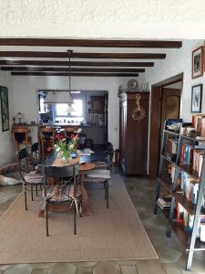 a dining room with a table and chairs and books at Großes gemütliches Zimmer mit eigener Dusche in Rheinstetten