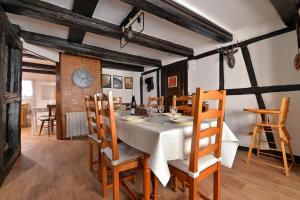 una sala da pranzo con tavolo e sedie di Chez Mamema, maison Alsacienne route des vins a Kintzheim
