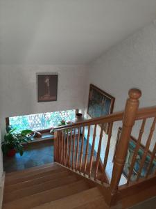 una scala in una casa con finestra di gemütliches Zimmer mit Terrasse a Rheinstetten