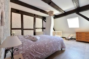 מיטה או מיטות בחדר ב-Chez Mamema, maison Alsacienne route des vins