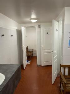 La salle de bains est pourvue d'un lavabo, de toilettes et de 2 portes. dans l'établissement Port Deauville Yacht vintage, à Deauville