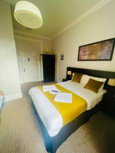 Postel nebo postele na pokoji v ubytování Bloomsbury Palace Hotel