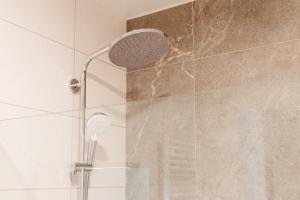 eine Dusche mit Duschkopf im Bad in der Unterkunft Hotel Reynaert Bv in Hulst