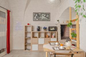 sala de estar con mesa y chimenea en [ApuliaLux] Maison Pulli B&B vicino Bari, en Terlizzi