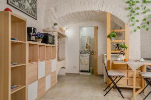 cocina con mesa y escritorio en una habitación en [ApuliaLux] Maison Pulli B&B vicino Bari, en Terlizzi