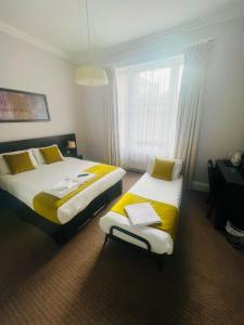 Postel nebo postele na pokoji v ubytování Bloomsbury Palace Hotel