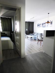 ein Schlafzimmer mit einem Bett und ein Wohnzimmer mit einem Tisch in der Unterkunft Plac Grzybowski Apartment in Warschau