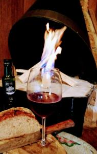 - un verre de vin devant la cheminée dans l'établissement Vila do Mago, à Itamonte