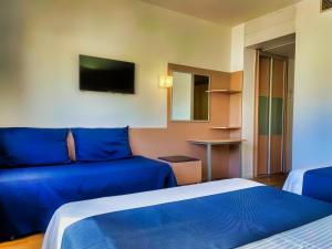 a hotel room with a bed and a couch at Hotel Villamarina Club in Salou