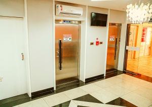 Fotografie z fotogalerie ubytování Apartamento reformado na melhor localização a 100 metros da praia,comodidade inclui ,garagem,internet,elevadores duas cadeiras de praia ,cooler,roupas de cama e banho v destinaci Guarapari