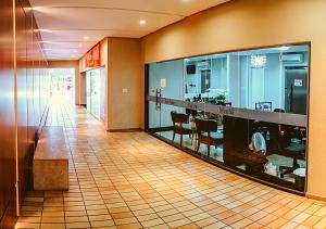 Restaurace v ubytování Apartamento reformado na melhor localização a 100 metros da praia,comodidade inclui ,garagem,internet,elevadores duas cadeiras de praia ,cooler,roupas de cama e banho