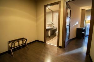 een kamer met een badkamer met een toilet en een spiegel bij Hotel Alda Castillo de Olite in Olite