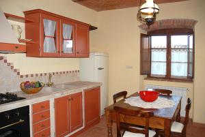 A kitchen or kitchenette at I Grandi Di Toscana
