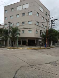 una calle vacía frente a un gran edificio en Hotel San Carlos en Termas de Río Hondo