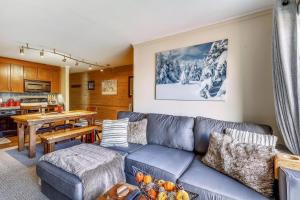 un soggiorno con un divano e un tavolo di Whiffletree F6 a Killington