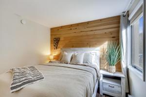 una camera da letto con un letto con una parete in legno di Whiffletree F6 a Killington