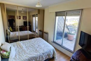 une chambre avec deux lits et une grande fenêtre dans l'établissement Comfortable Apt Central And Close To The Beach, à La Baule