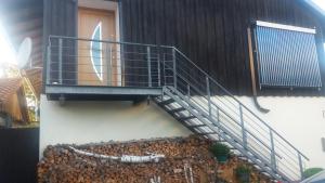 eine Treppe in einem Gebäude mit einem Holzstapel in der Unterkunft Fam.Singer in Garching an der Alz