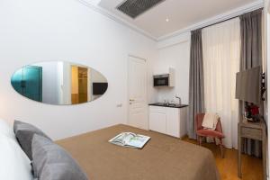 A bed or beds in a room at Suite della Pigna