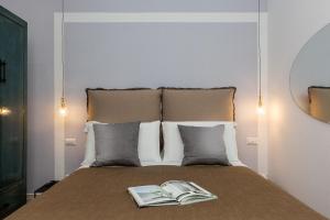 A bed or beds in a room at Suite della Pigna