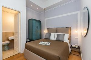 A bed or beds in a room at Suite della Pigna