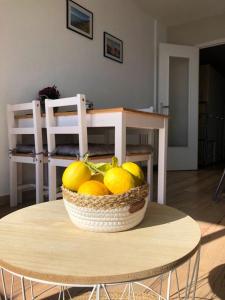 una cesta de limones sentada sobre una mesa en Studio front de mer - Menton Garavan, en Menton