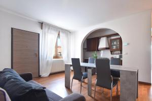 Photo de la galerie de l'établissement By the Hills Apartment, à Montegrotto Terme