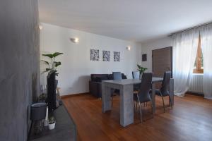 Photo de la galerie de l'établissement By the Hills Apartment, à Montegrotto Terme 52 autres photos