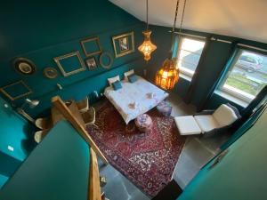 - une vue de tête sur une chambre avec un lit et une table dans l'établissement Maison Jules, à Sainte-Ode 37 autres photos