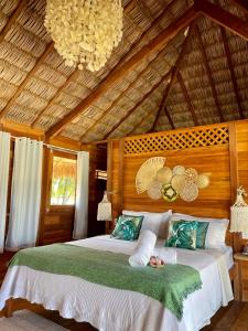 A bed or beds in a room at Pousada Casa Caju Bangalows