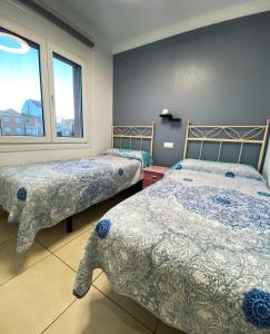 una camera con due letti e una finestra di OLIVA NOVA GOLF BEACH & RESORT Club Sevilla V a Oliva