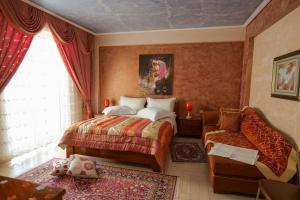 Postel nebo postele na pokoji v ubytování Hotel Lindi + 37 fotografií