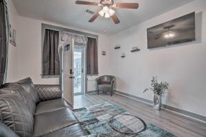 - un salon avec un canapé et un ventilateur de plafond dans l'établissement Uptown NOLA Abode, 4 Miles to the French Quarter!, à La Nouvelle-Orléans
