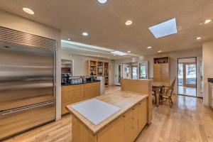 een grote keuken met een roestvrijstalen koelkast bij Ruidoso Getaway with Deck - 16 Mi to Ski Apache in Ruidoso