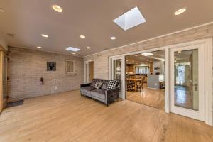 een woonkamer met een bank en een tafel bij Ruidoso Getaway with Deck - 16 Mi to Ski Apache in Ruidoso