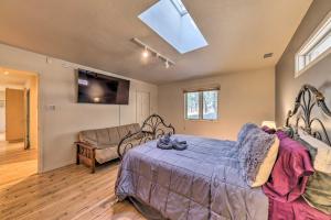 een slaapkamer met een bed en een bank bij Ruidoso Getaway with Deck - 16 Mi to Ski Apache in Ruidoso
